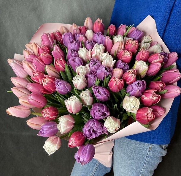 101 тюльпан, артикул F1100558 - 27000 рублей, доставка по городу. Flawery - доставка цветов
