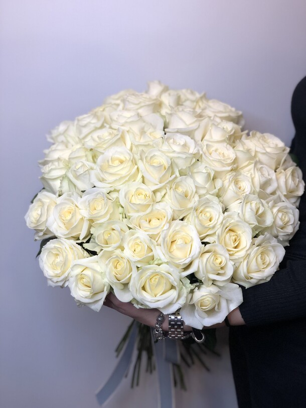 51 белая роза, артикул F1113570 - 10700 рублей, доставка по городу. Flawery - доставка цветов