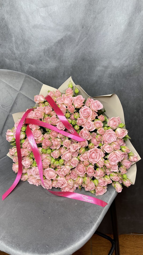 35 кустовых роз, артикул F1117246 - 12600 рублей, доставка по городу. Flawery - доставка цветов