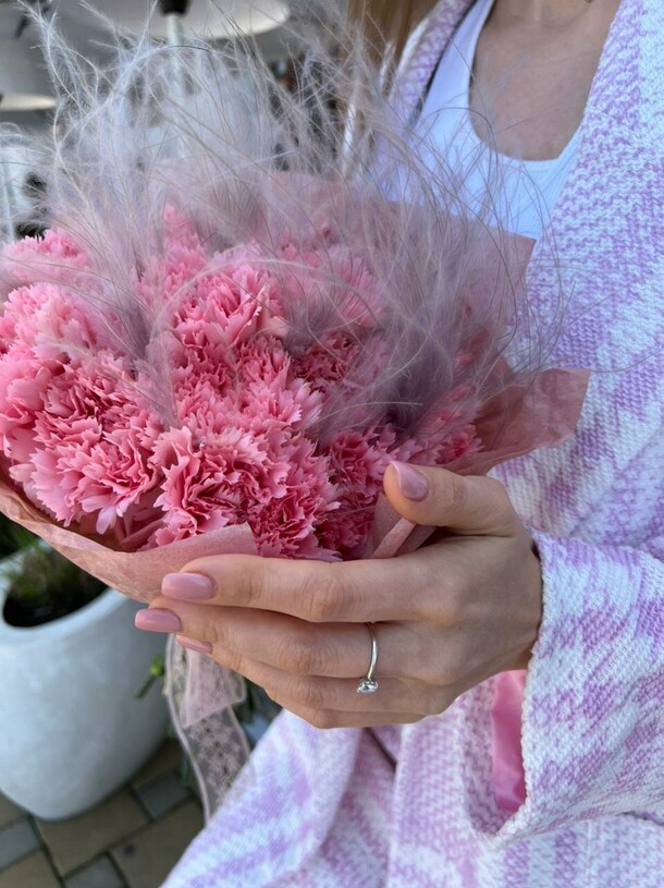 19 нежных гвоздик, артикул F1117593 - 4500 рублей, доставка по городу. Flawery - доставка цветов