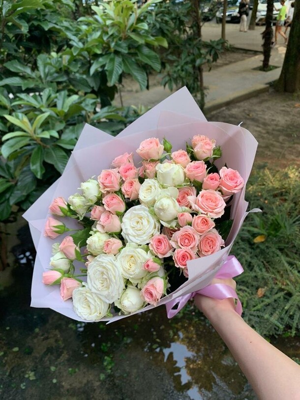 13 кустовых роз, артикул F1132842 - 4980 рублей, доставка по городу. Flawery - доставка цветов