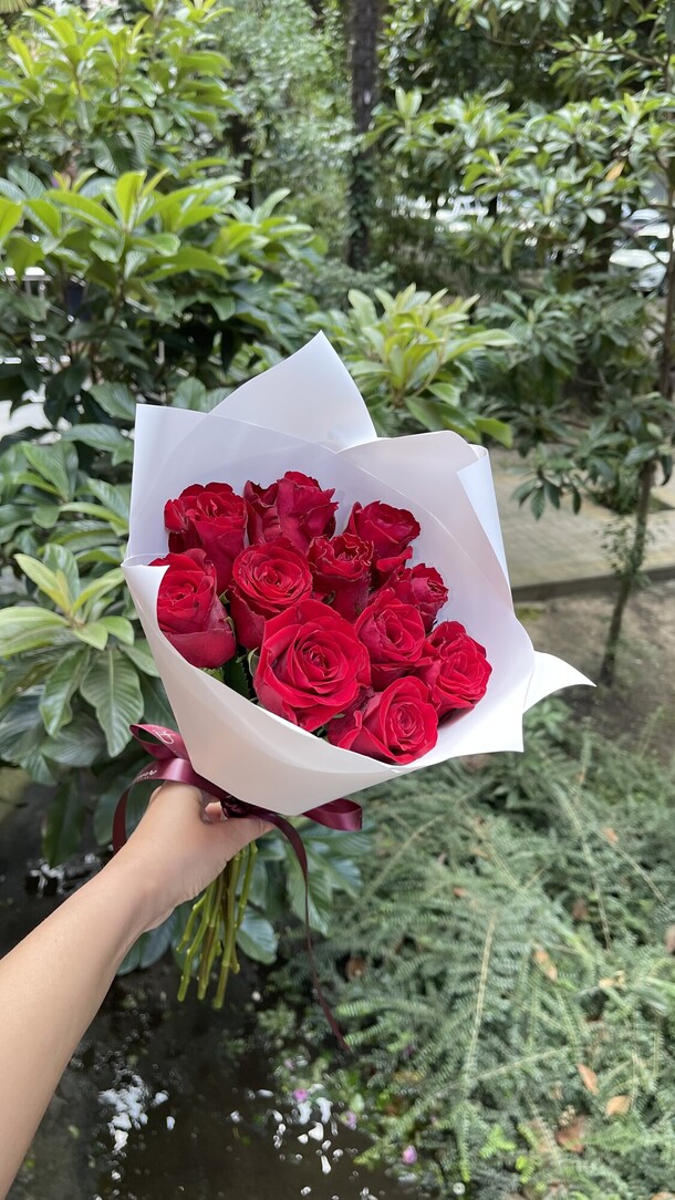 11 красных роз, артикул F1132844 - 3100 рублей, доставка по городу. Flawery - доставка цветов