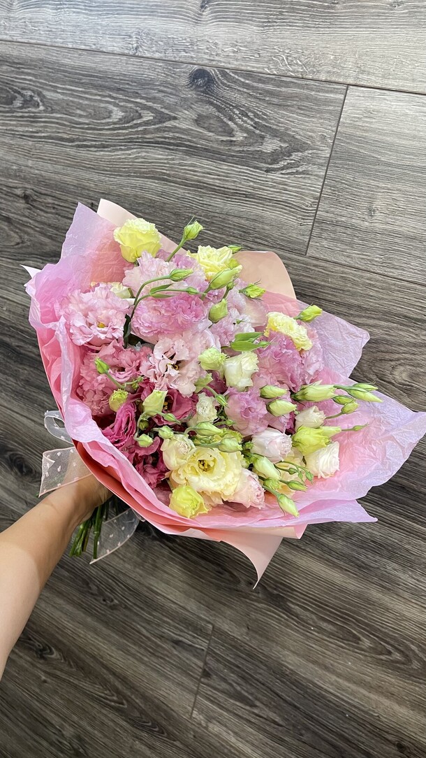 15 лизиантусов, артикул F1140751 - 9000 рублей, доставка по городу. Flawery - доставка цветов