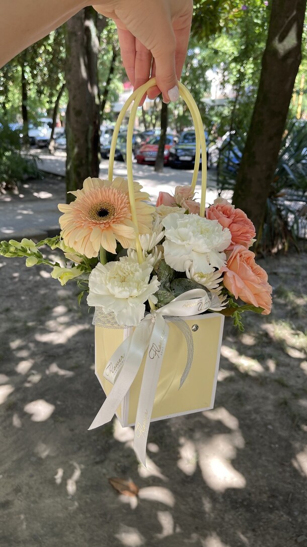 Пакетик счастья, артикул F1140752 - 3075 рублей, доставка по городу. Flawery - доставка цветов