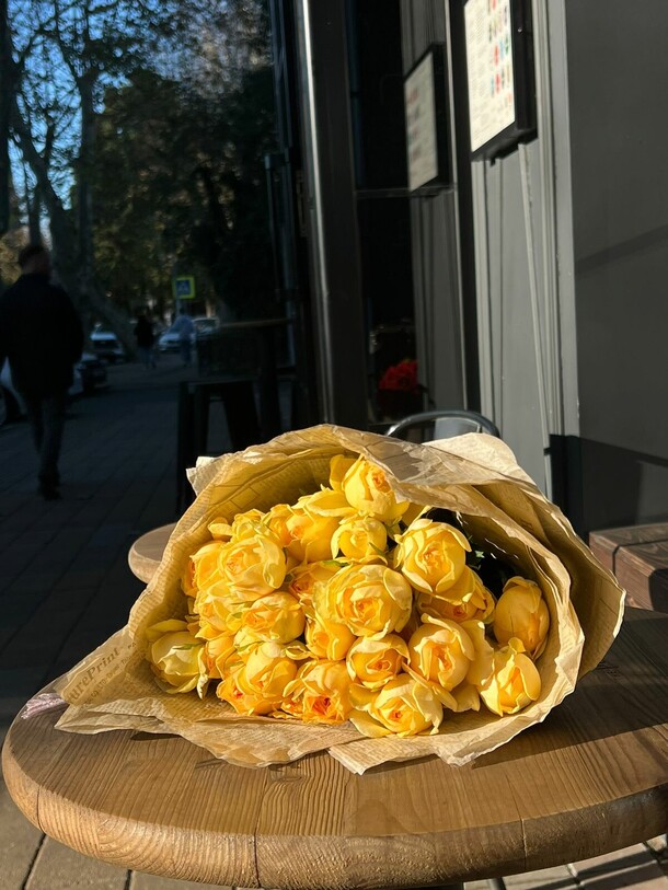 19 желтых кустовых роз, артикул F1162982 - 11700 рублей, доставка по городу. Flawery - доставка цветов