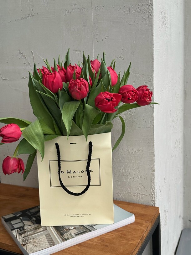 19 красных тюльпанов, артикул F1169800 - 5200 рублей, доставка по городу. Flawery - доставка цветов