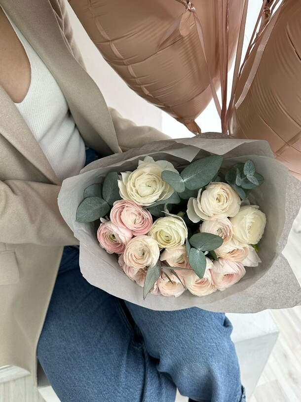 Букет ранункулюсов, артикул F1169811 - 21962 рублей, доставка по городу. Flawery - доставка цветов