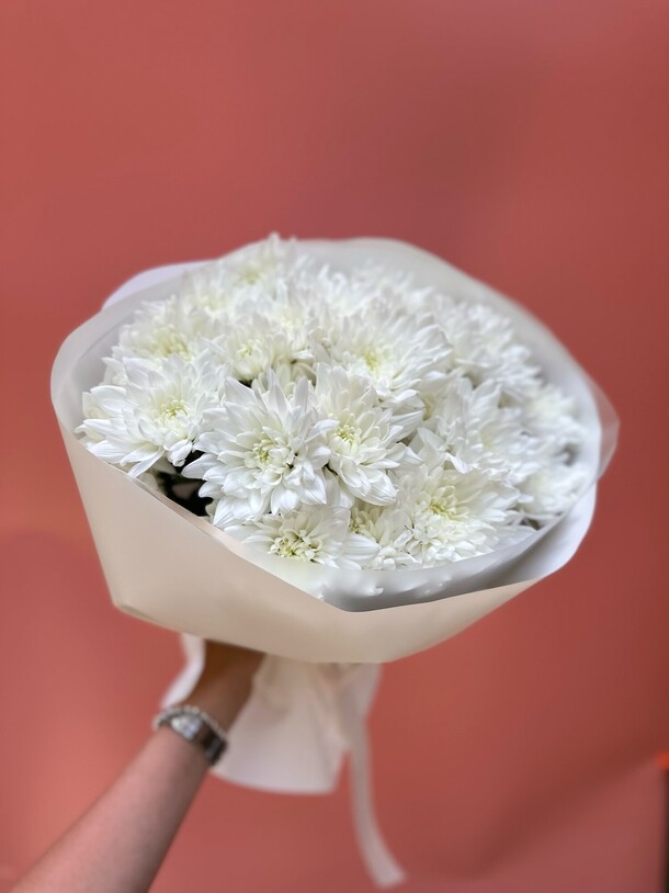 7 хризантем, артикул F1204203 - 4200 рублей, доставка по городу. Flawery - доставка цветов