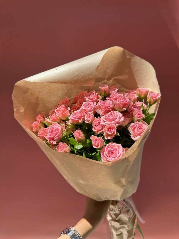 15 кустовых роз, артикул F1210563 - 5400 рублей, доставка по городу. Flawery - доставка цветов