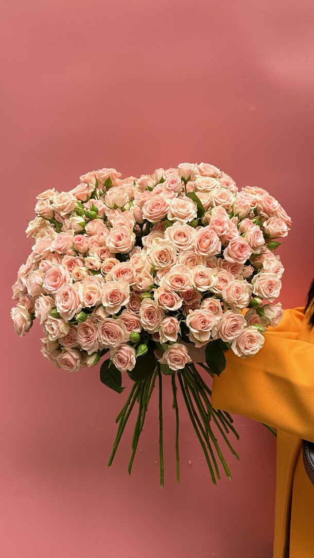 25 кустовых роз, артикул F1279705 - 9000 рублей, доставка по городу. Flawery - доставка цветов