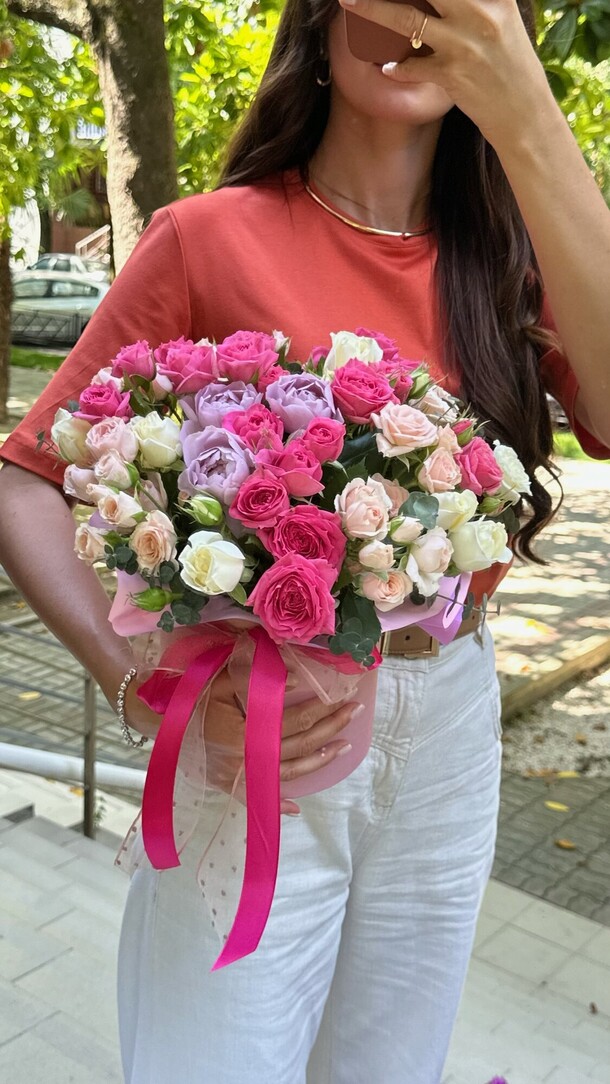 Коробка с кустовыми розами, артикул F1293267 - 6500 рублей, доставка по городу. Flawery - доставка цветов