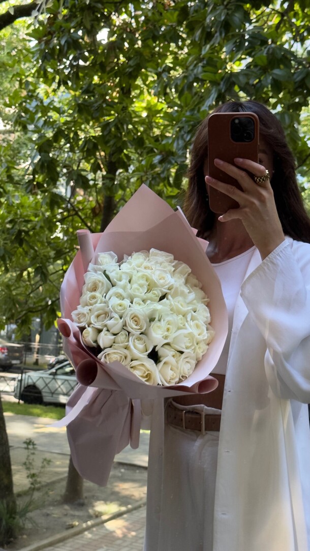 51 белая роза, артикул F1311032 - 11000 рублей, доставка по городу. Flawery - доставка цветов