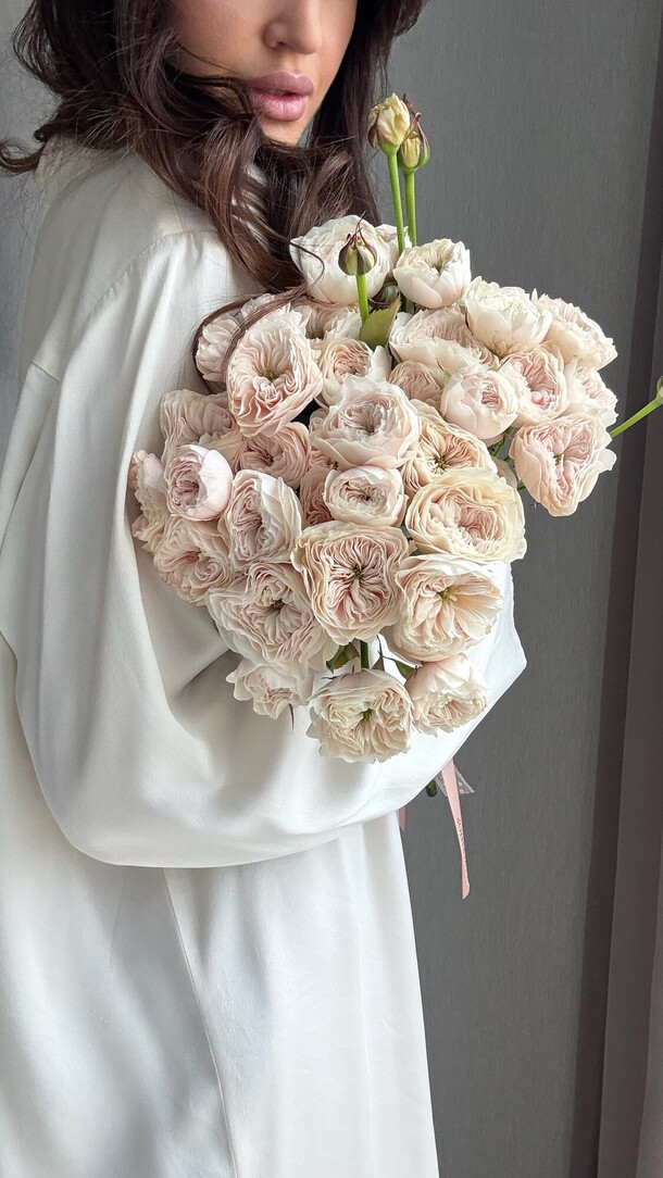 11 пионовидных роз, артикул F1374081 - 6600 рублей, доставка по городу. Flawery - доставка цветов