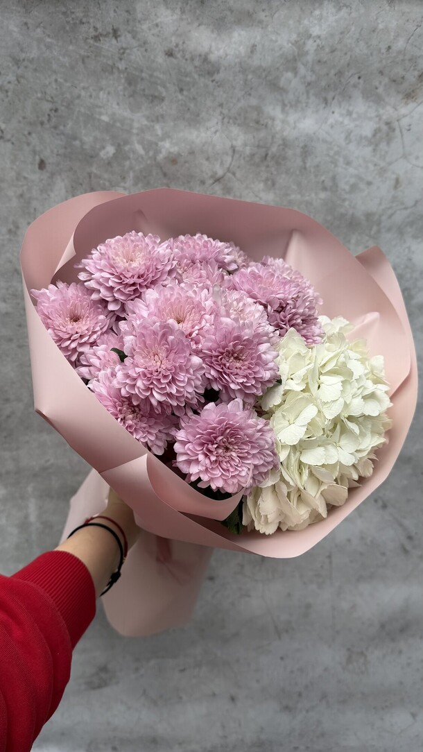 Букет с хризантемой и гортензией, артикул F1525341 - 3000 рублей, доставка по городу. Flawery - доставка цветов