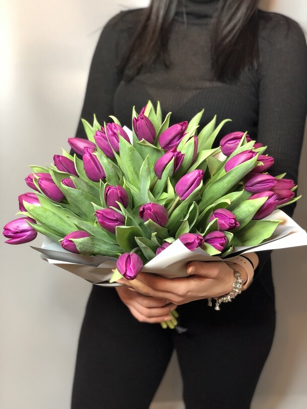 51 тюльпан, артикул F73837 - 15300 рублей, доставка по городу. Flawery - доставка цветов