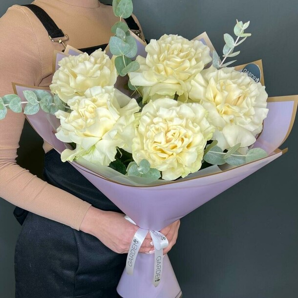 Букет из 5 белых французских роз с эвкалиптом в упаковке. Букет 88, артикул F1243052 - 4550 рублей, доставка по городу. Flawery - доставка цветов