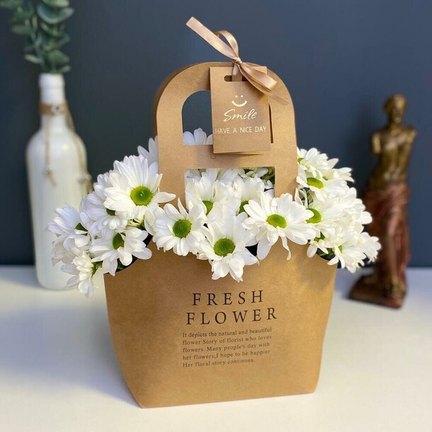 Стильная сумочка с ромашковидной хризантемой. Букет 62, артикул F1244872 - 3000 рублей, доставка по городу. Flawery - доставка цветов