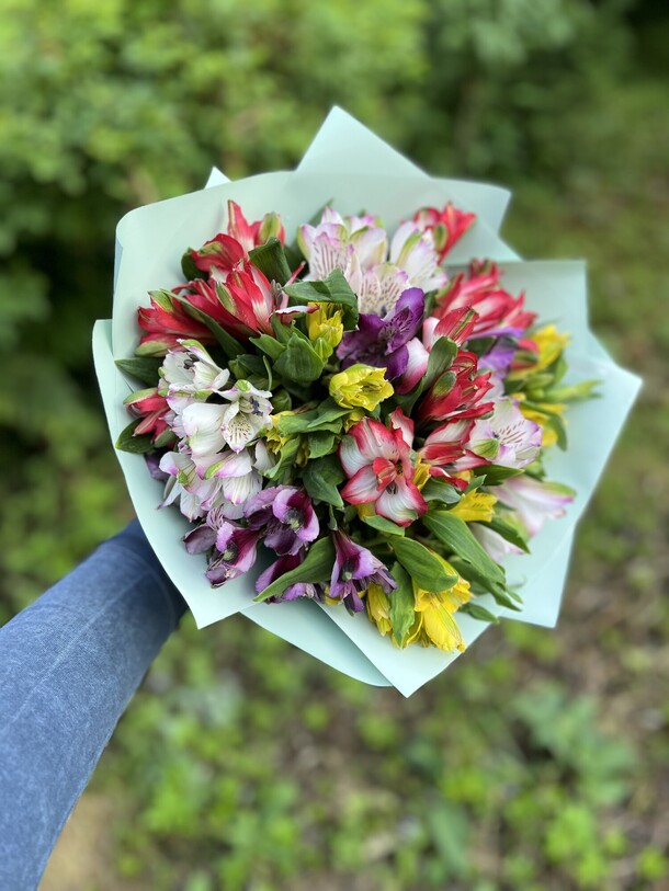 Разноцветные альстромерии, артикул F1203782 - 4175 рублей, доставка по городу. Flawery - доставка цветов