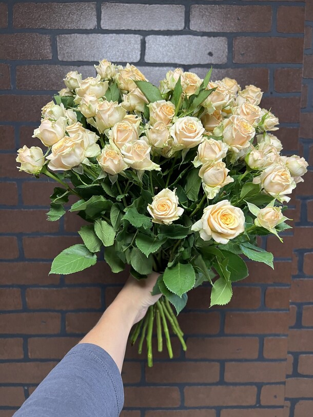 9 кустовых роз, артикул F1228386 - 3812 рублей, доставка по городу. Flawery - доставка цветов