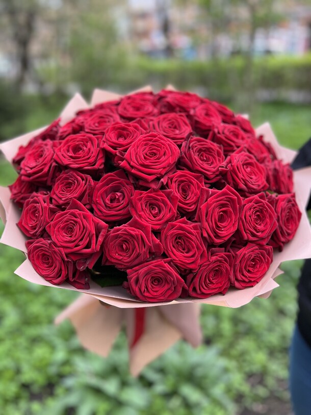 51 красная роза, артикул F1278241 - 11253 рублей, доставка по городу. Flawery - доставка цветов