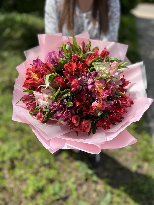 15 разноцветных альстромерий, артикул F1286873 - 4290 рублей, доставка по городу. Flawery - доставка цветов