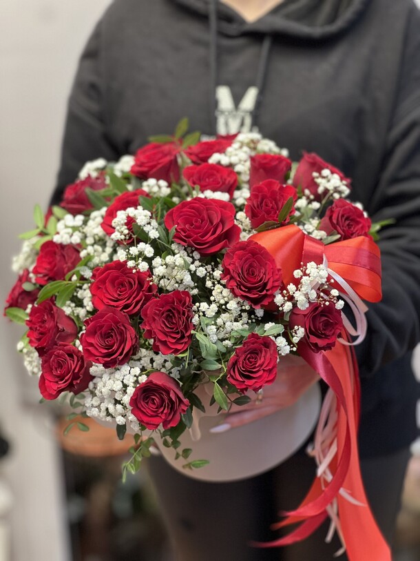 Красные розы с гипсофилой в коробке, артикул F1367788 - 9620 рублей, доставка по городу. Flawery - доставка цветов