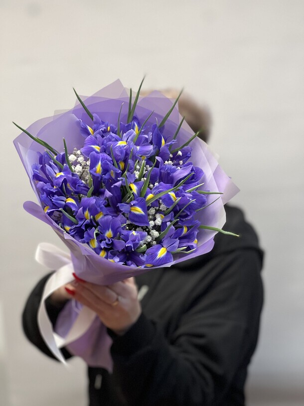 Букет из ирисов с гипсофилой, артикул F1379116 - 3388 рублей, доставка по городу. Flawery - доставка цветов