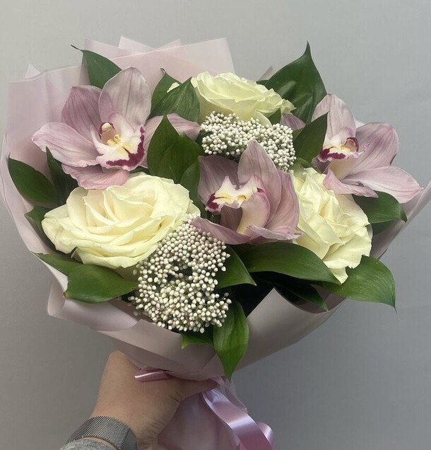 Нежный букет с орхидеями, артикул F1381102 - 3570 рублей, доставка по городу. Flawery - доставка цветов