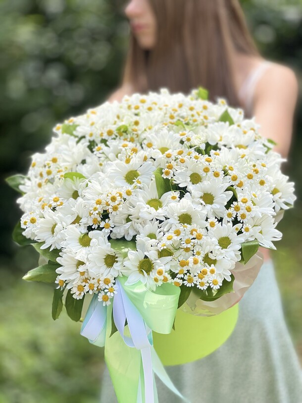 Ромашки в коробке, артикул F1444504 - 7139 рублей, доставка по городу. Flawery - доставка цветов