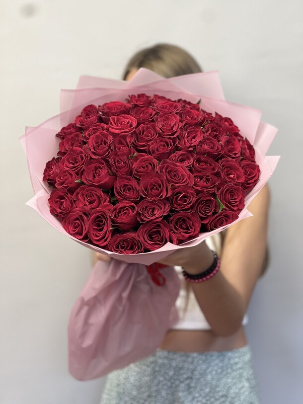 Букет из красной 51 розы, артикул F1444549 - 9148 рублей, доставка по городу. Flawery - доставка цветов