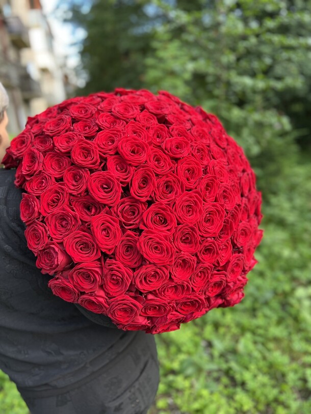 Букет из 101 розы xxl, артикул F1444943 - 31218 рублей, доставка по городу. Flawery - доставка цветов