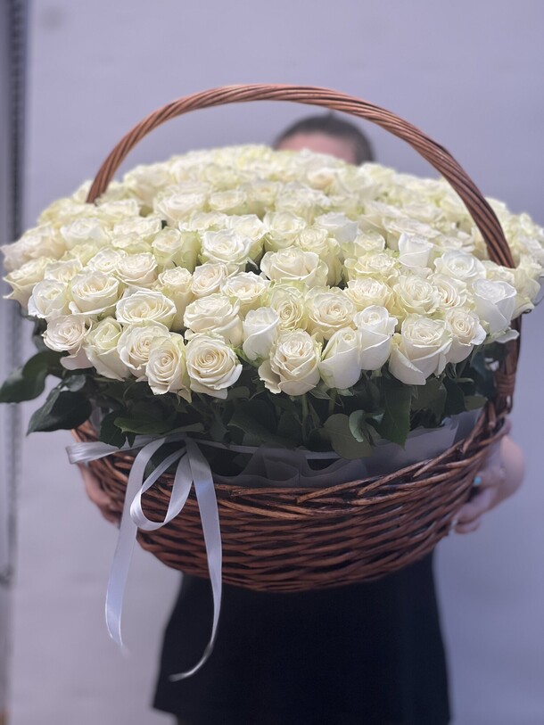 В корзине 101 белая роза, артикул F1449933 - 26318 рублей, доставка по городу. Flawery - доставка цветов