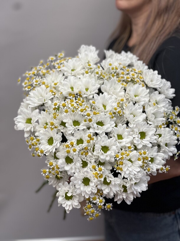 Букет из ромашек, артикул F1451442 - 9075 рублей, доставка по городу. Flawery - доставка цветов