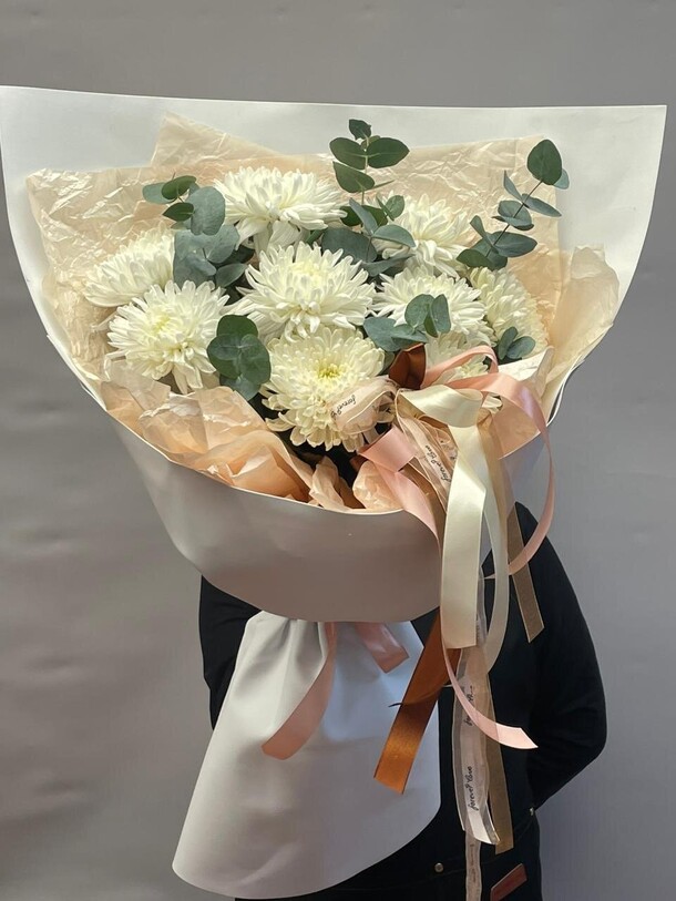 Букет из одноголовых белых хризантем, артикул F1453416 - 6171 рублей, доставка по городу. Flawery - доставка цветов