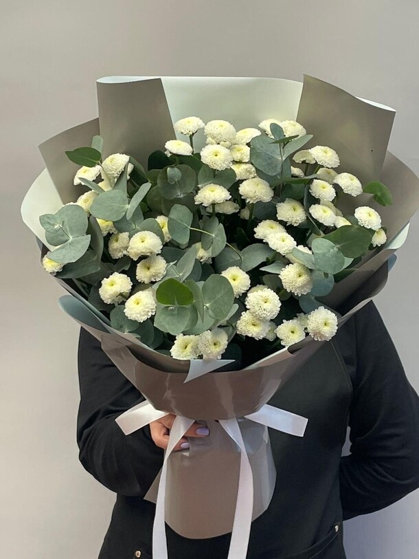 Букет с хризантемами помпон, артикул F1453432 - 3993 рублей, доставка по городу. Flawery - доставка цветов