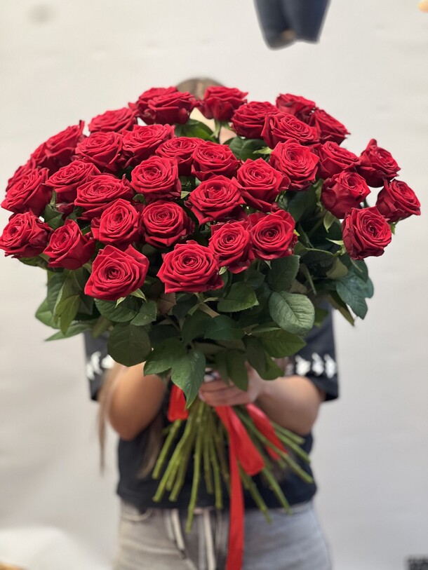 Букет из 35 красных роз, артикул F1453463 - 9499 рублей, доставка по городу. Flawery - доставка цветов