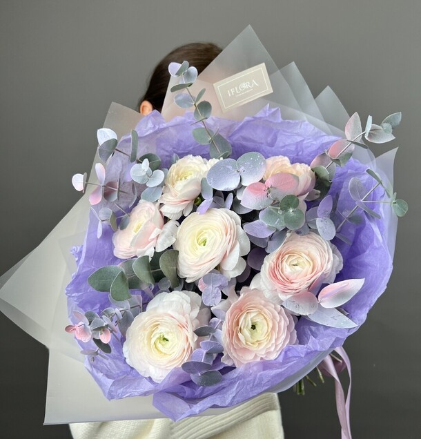 Ранункулюсы с эвкалиптом, артикул F1183489 - 13200 рублей, доставка по городу. Flawery - доставка цветов