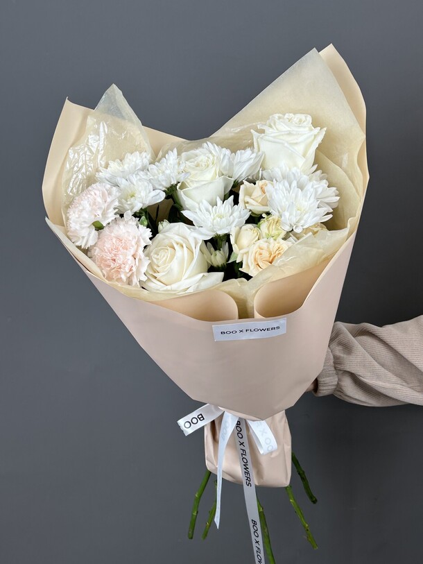 Нежный букет с хризантемами и розами, артикул F1344998 - 4900 рублей, доставка по городу. Flawery - доставка цветов