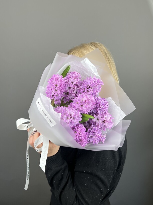 Букет из 9 фиолетовых гиацинтов, артикул F1384772 - 4950 рублей, доставка по городу. Flawery - доставка цветов