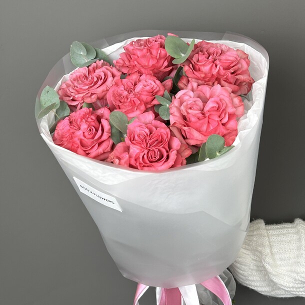 Букет из 7 роз кантри с эвкалиптом, артикул F1411569 - 5800 рублей, доставка по городу. Flawery - доставка цветов