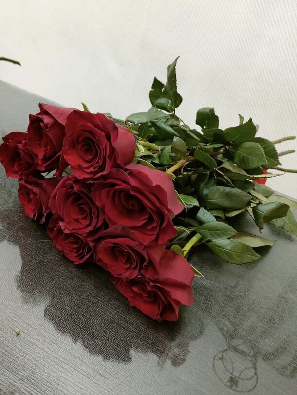 9 роз, артикул F1264560 - 3190 рублей, доставка по городу. Flawery - доставка цветов