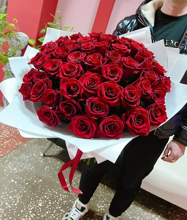 51 роза, артикул F1264563 - 14990 рублей, доставка по городу. Flawery - доставка цветов