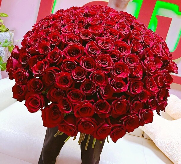 135 роз, артикул F1264570 - 39900 рублей, доставка по городу. Flawery - доставка цветов