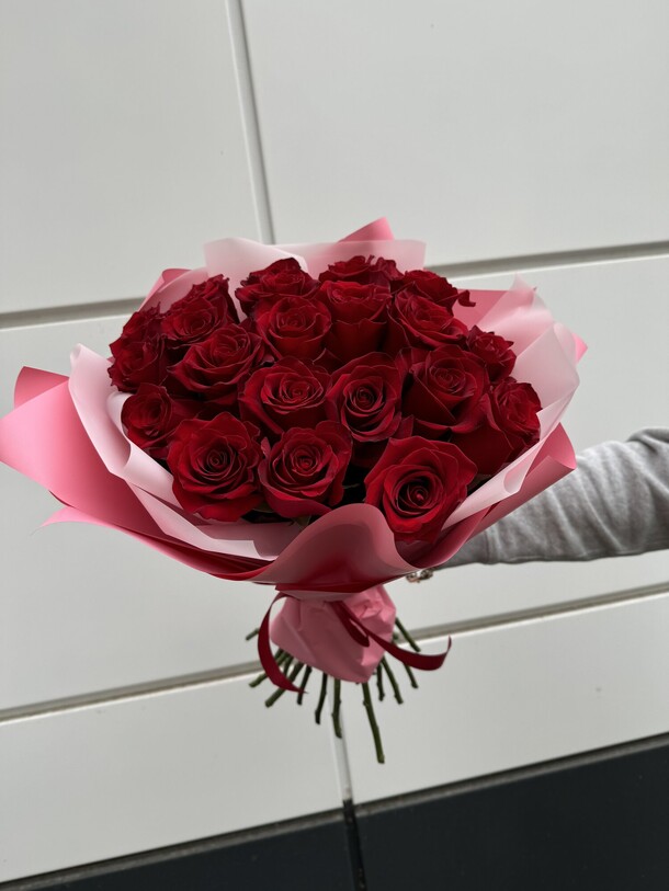 Букет из 25 роз, артикул F1333341 - 8200 рублей, доставка по городу. Flawery - доставка цветов