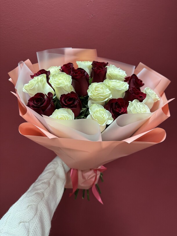 21 роза, артикул F1365007 - 6490 рублей, доставка по городу. Flawery - доставка цветов