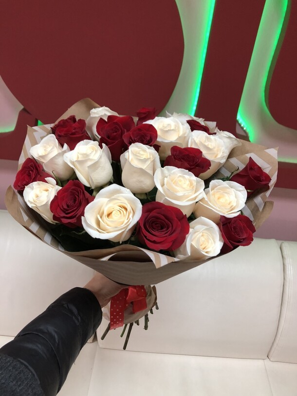 Белые и красные розы, артикул F58096 - 8200 рублей, доставка по городу. Flawery - доставка цветов