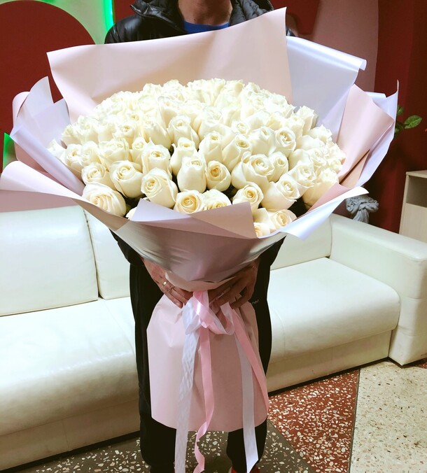 101 роза в нежном оформлении, артикул F58098 - 31490 рублей, доставка по городу. Flawery - доставка цветов