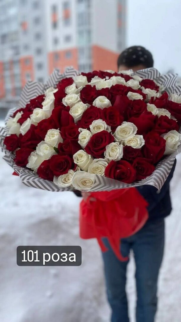 Букет из 101 розы в упаковке пленка, артикул F1177555 - 33000 рублей, доставка по городу. Flawery - доставка цветов