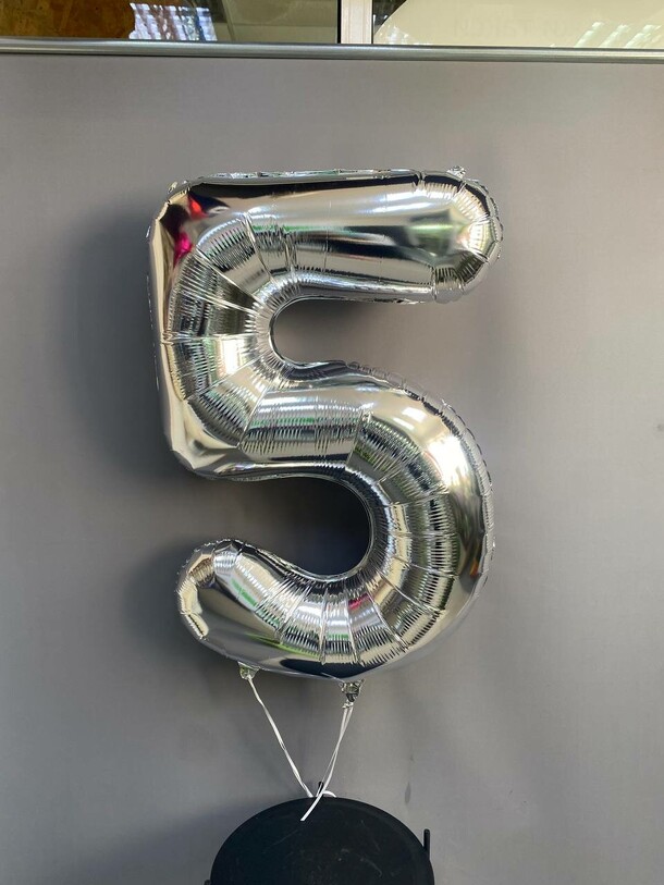 Шар фольгированный цифра, артикул F1226400 - 1000 рублей, доставка по городу. Flawery - доставка цветов