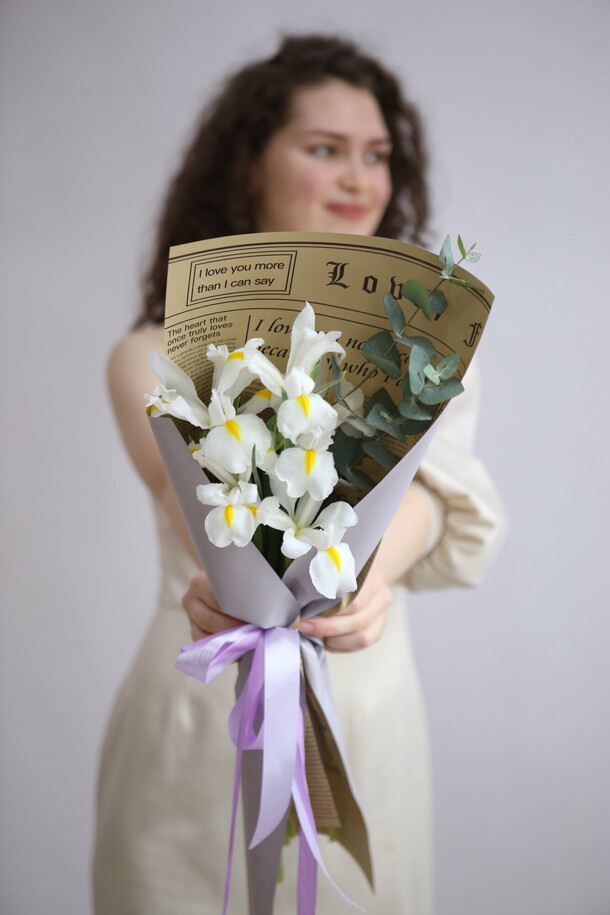 Букет из 7 белых ирисов, артикул F1305729 - 2750 рублей, доставка по городу. Flawery - доставка цветов